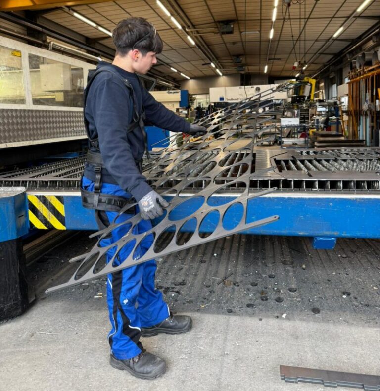 Mitarbeiter mit Exoskelett